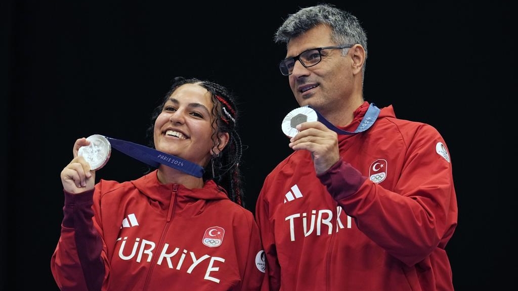 Savval Ilayda Tarhan, à gauche, et Yususf Dikec, de la Turquie, posent après avoir remporté la médaille d'argent dans l'épreuve par équipe mixte de pistolet à air comprimé 10 m aux Jeux olympiques, le 30 juillet 2024.