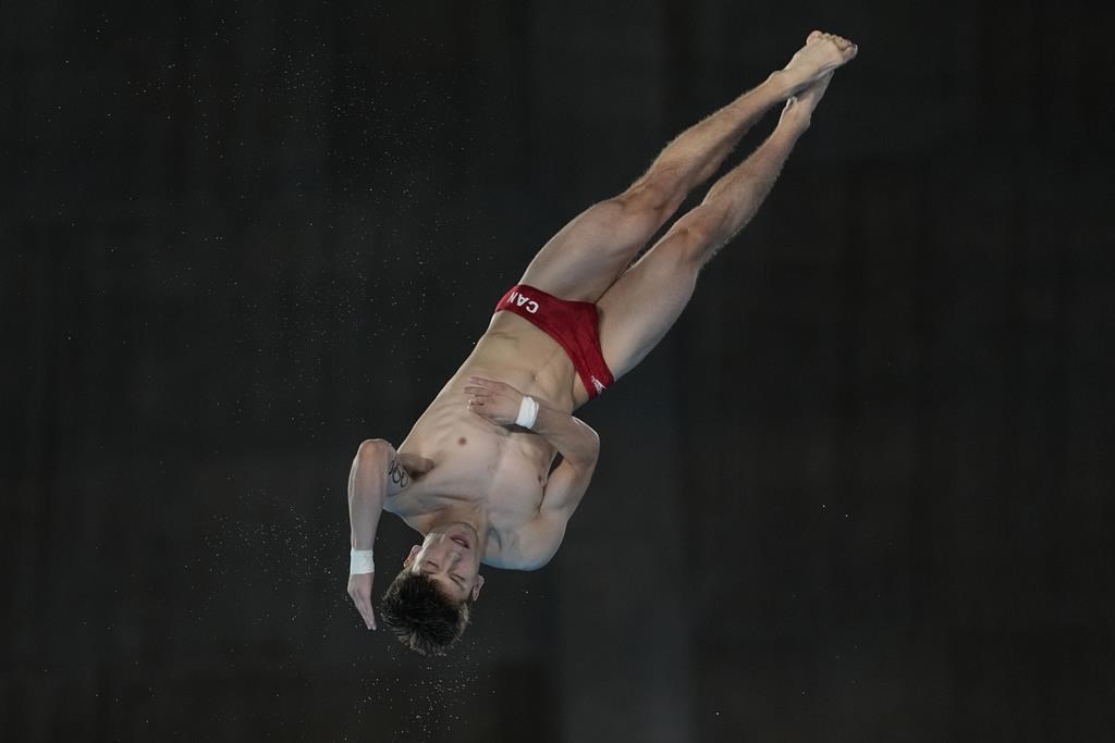 Le Canadien Rylan Wiens participe à la demi-finale du plongeon à la plate-forme de 10 m, aux Jeux olympiques d'été de 2024, le samedi 10 août 2024, à Saint-Denis, en France.