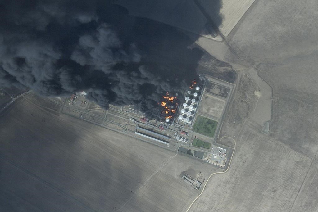 Cette photo satellite de Planet Labs PBC montre un incendie dans un dépôt de pétrole touché par une attaque de drone ukrainien près de Proletarsk, en Russie, le 19 août 2024. 