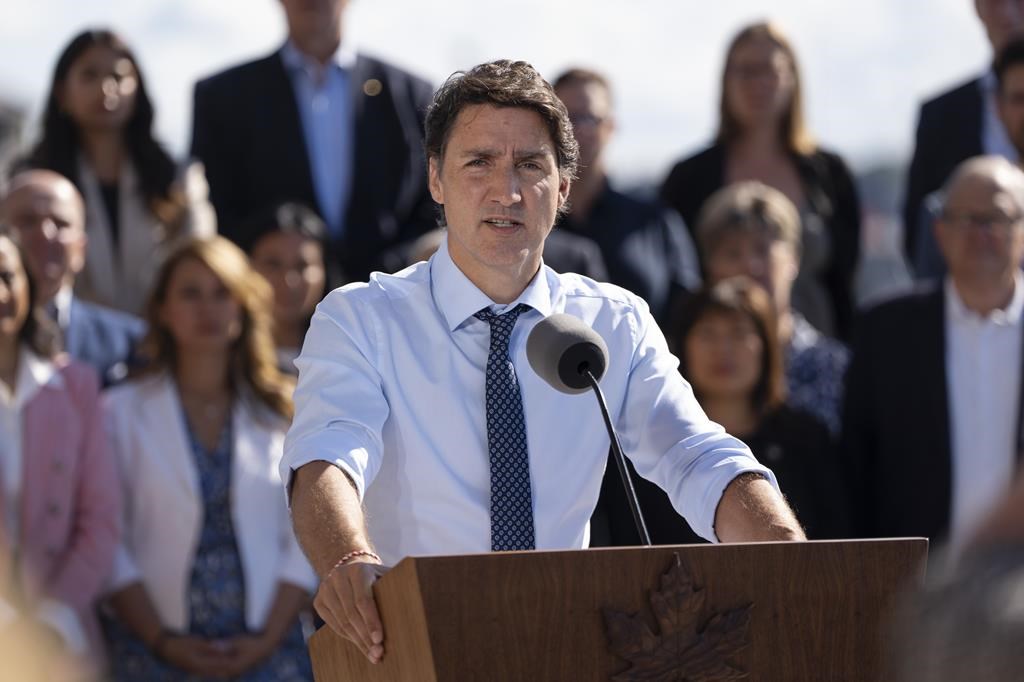 Le premier ministre Justin Trudeau s’adresse à des journalistes en marge de la retraite précédente du Cabinet là Charlottetown, à l'Île-du-Prince-Édouard, le 23 août 2023. 