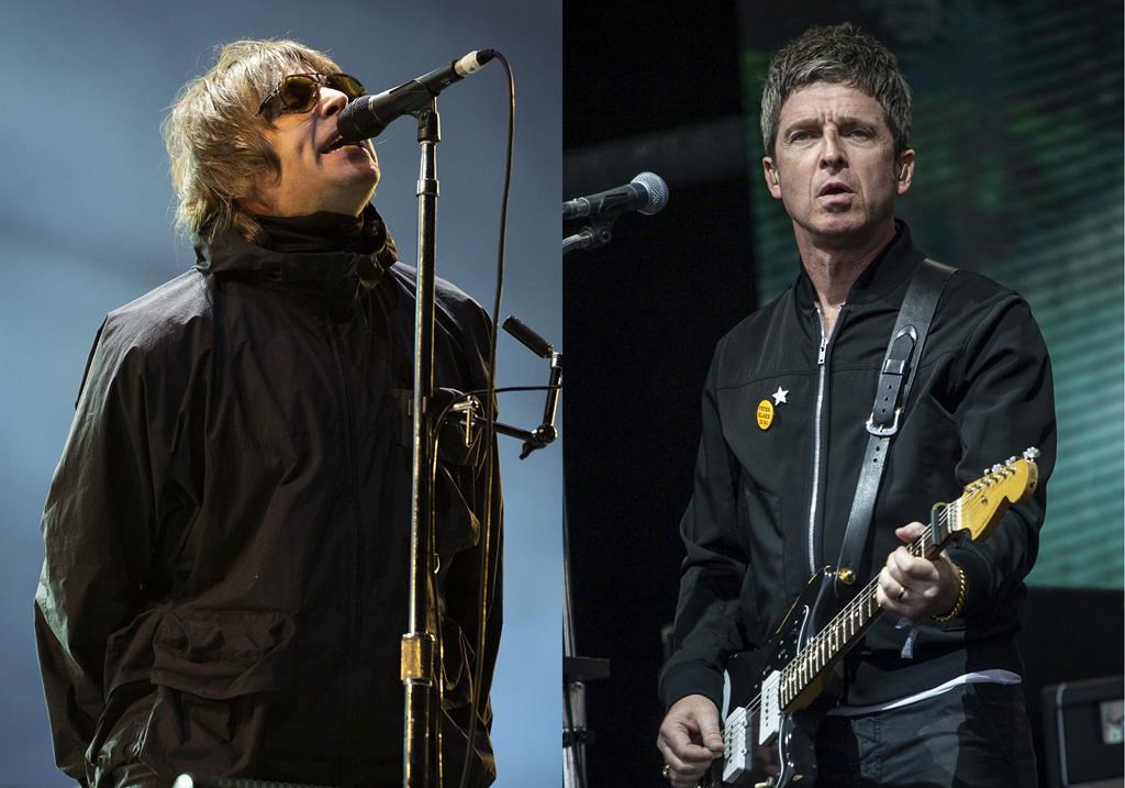 Liam Gallagher se produit au festival de musique de Reading, en Angleterre, le 29 août 2021, à gauche, et Noel Gallagher se produit au festival de Glastonbury à Worthy Farm, Somerset, en Angleterre, le 25 juin 2022.