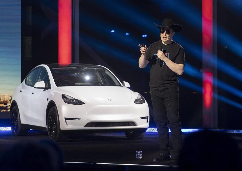 Elon Musk, PDG de Tesla, prend la parole lors de la cérémonie d'ouverture du "Cyber Rodeo" pour la nouvelle usine de fabrication Tesla Giga Texas à Austin, Texas, le 7 avril 2022.