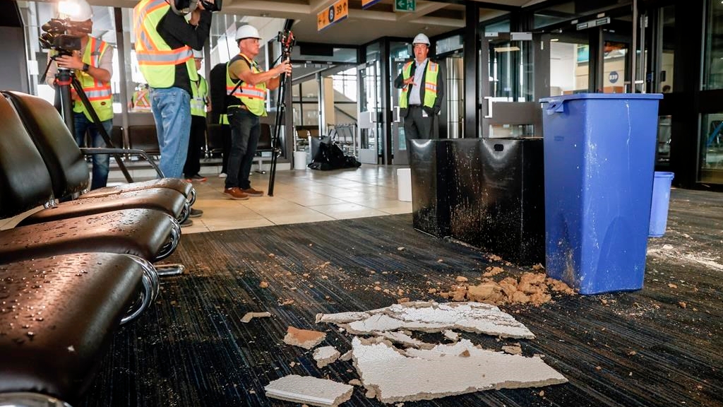 ’autorité aéroportuaire de Calgary affirme qu’il faudra au moins un an et demi pour réparer une partie de son terminal intérieur qui a été frappée par la grêle plus tôt ce mois-ci. 