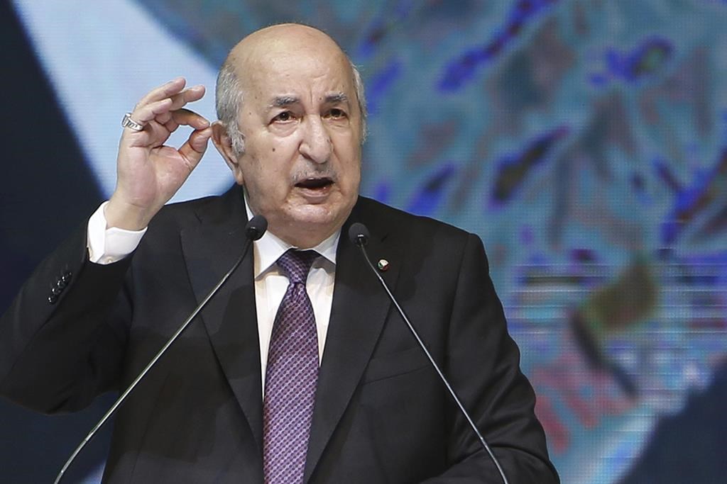 Le président algérien et candidat à la réélection Abdelmadjid Tebboune prononce un discours lors du lancement de sa campagne pour la prochaine élection présidentielle, dimanche 18 août 2024 à Constantine, dans l'est de l'Algérie. 