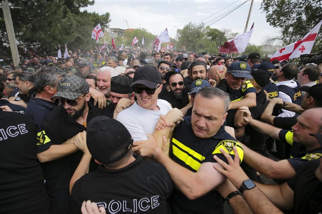 La police bloque les opposants géorgiens aux droits des homosexuels alors qu'ils tentent d'interférer avec une fête de la fierté à Tbilissi, en Géorgie, le samedi 8 juillet 2023. 