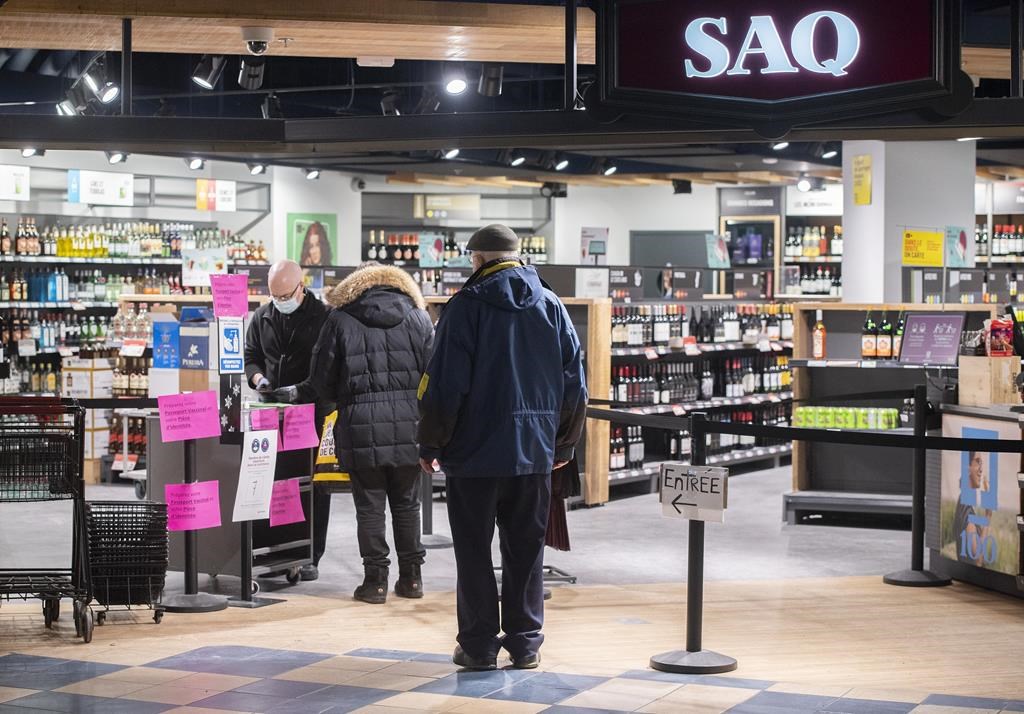 Sur cette photographie, des clients attendent avant de payer leurs achats, le 18 janvier 2022.