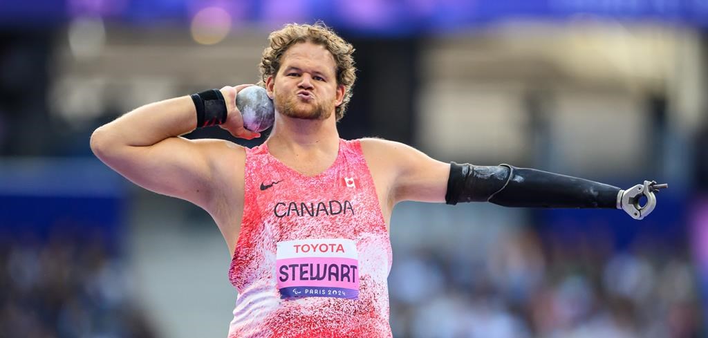 Le Canadien Greg Stewart a remporté la médaille d'or au lancer du poids aux Jeux paralympiques de Paris, le 4 septembre 2024, en France. 