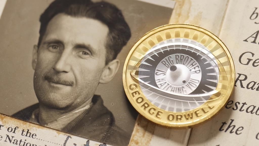 Cette photo, fournie par la Monnaie royale le lundi 13 janvier 2025, montre un portrait de George Orwell et une nouvelle pièce de 2 livres.