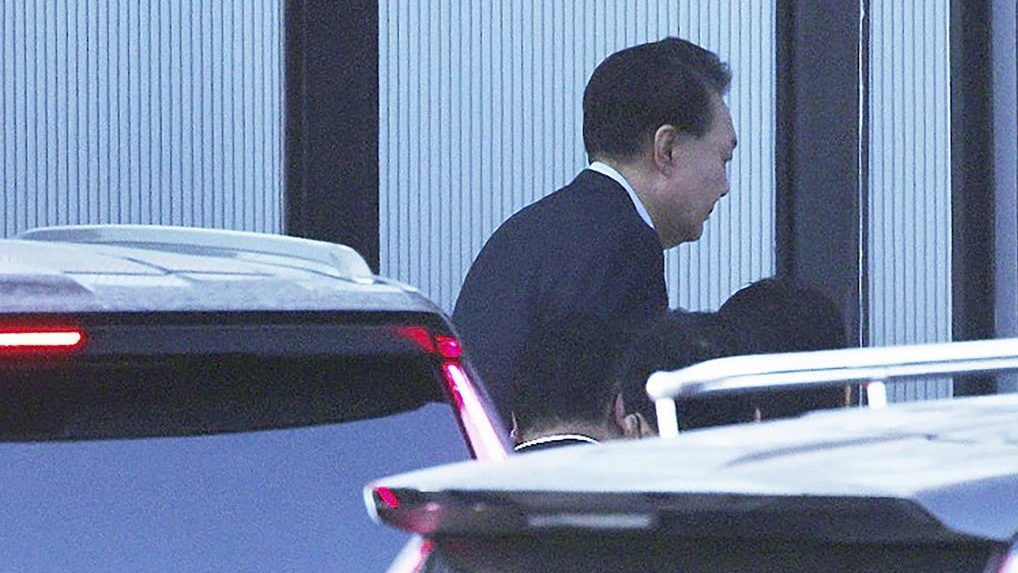 Le président sud-coréen Yoon Suk Yeol arrive au bureau d'enquête sur la corruption des hauts fonctionnaires à Gwacheon, en Corée du Sud, le mercredi 15 janvier 2025. 