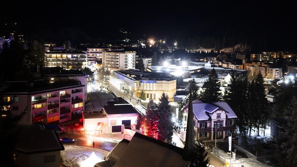 Le Centre de congrès de Davos, en Suisse, où aura lieu le Forum économique mondial, est illuminé le 19 janvier 2025. 