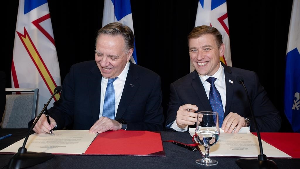 Le premier ministre du Québec, François Legault, et Andrew Furey, premier ministre de Terre-Neuve-et-Labrador, signent un protocole d'entente sur Churchill Falls lors d'une annonce à Saint-Jean, le jeudi 12 décembre 2024. 