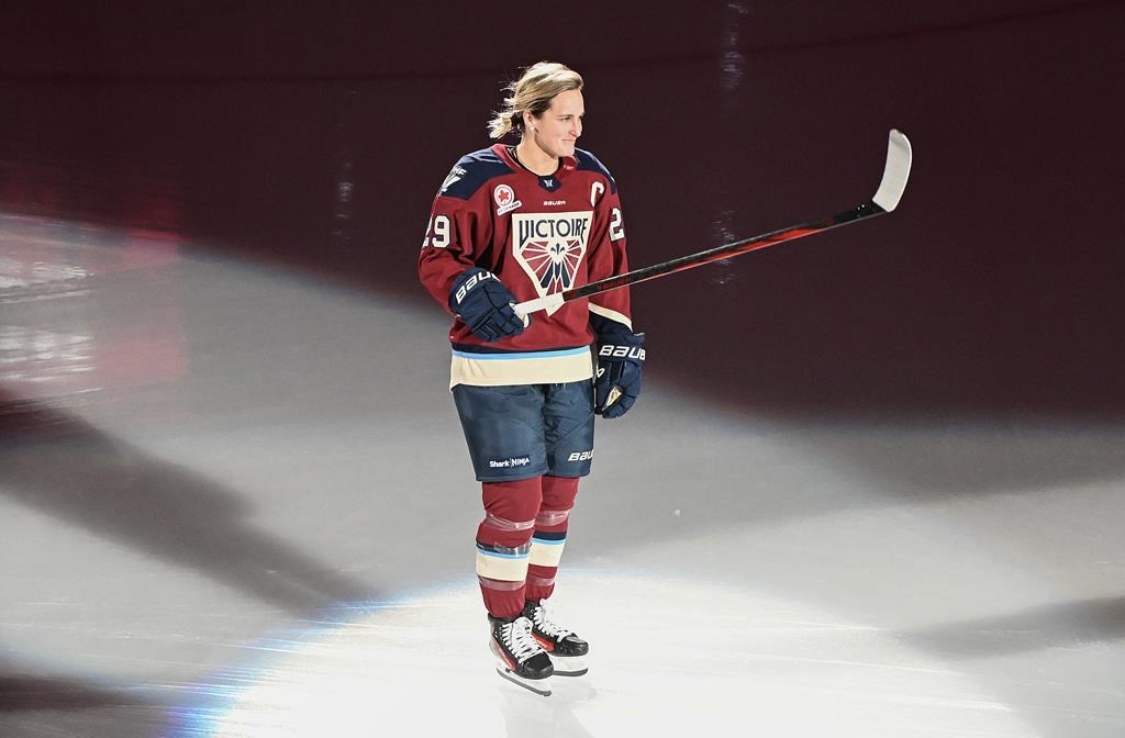 Marie-Philip Poulin, du Victoire de Montréal, salue la foule alors qu'elle est présentée avant un match de hockey de la PWHL contre le Charge d'Ottawa, à Laval, au Québec, le 30 novembre 2024. 