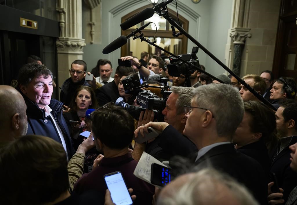 <p>Journalists surround Minister of Finance and Intergovernmental Affairs Dominic LeBlanc before a Liberal Party caucus meeting in West Block on Parliament Hill, in Ottawa, Wednesday, Jan. 8, 2025. THE CANADIAN PRESS/Justin Tang</p>